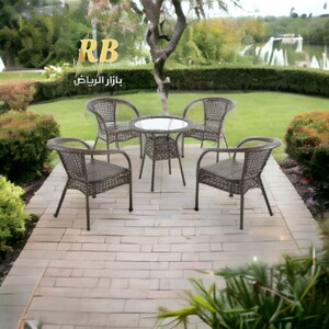 طقم جلوس خارجي من خمس قطع مع طاولة زجاجية