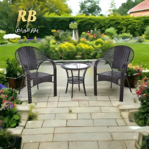 طقم جلوس خارجي من ثلاثة قطع مع طاولة زجاجية