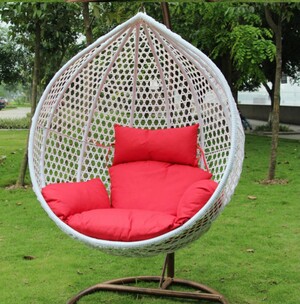 كرسي عش البلبل باللون الابيض مع فرش احمر